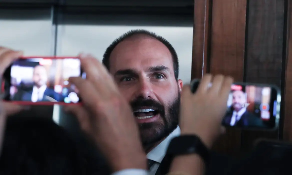 Eduardo Bolsonaro afirma que não vai renunciar ao mandato e desafia decisão do STF