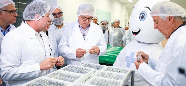 Após 20 anos, Brasil retoma produção nacional de insulina e entrega primeiro lote ao SUS