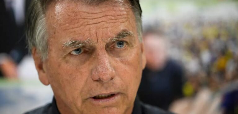 "Infelizmente, não posso conversar com vocês", diz Bolsonaro ao sair da sede do PL sob restrições do STF