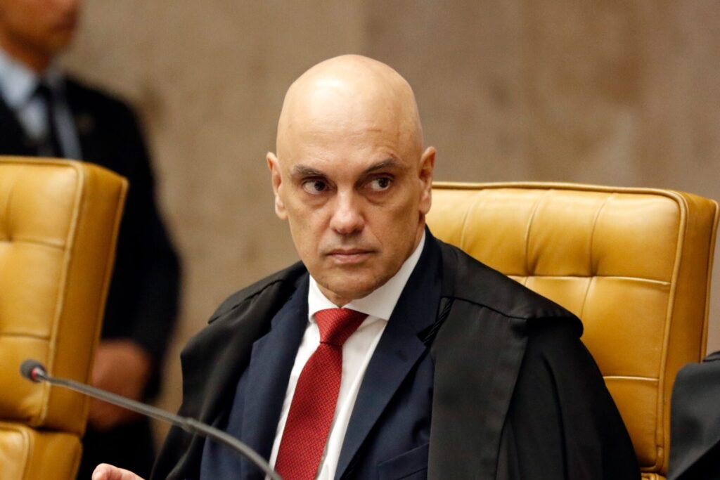 Alexandre de Moraes pode decidir hoje sobre prisão de Bolsonaro por descumprir medidas cautelares impostas pelo STF