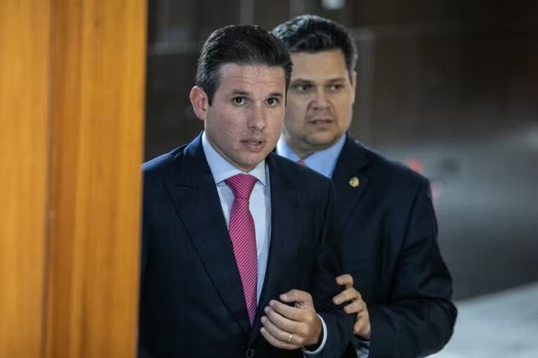 Trump ameaça sancionar Hugo Motta e Davi Alcolumbre por alinhamento com Lula e críticas às tarifas dos EUA