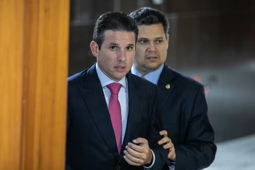 Trump ameaça sancionar Hugo Motta e Davi Alcolumbre por alinhamento com Lula e críticas às tarifas dos EUA