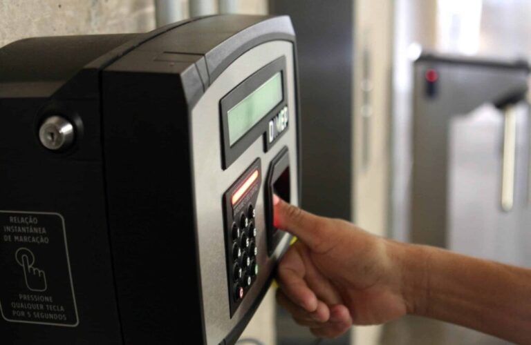 Juazeiro do Norte vai locar 330 relógios de ponto para escolas, postos de saúde e secretarias municipais