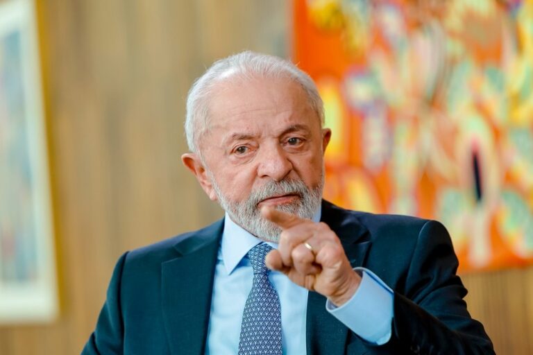 Lula anuncia crédito de R$ 30 bilhões para exportadores afetados por tarifaço de Trump e promete buscar novos mercados