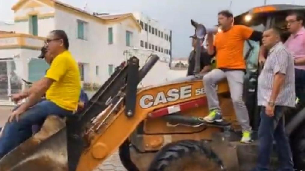 Cid Gomes ironiza ocupação do Senado por bolsonaristas e diz que usaria retroescavadeira para desobstruir plenário