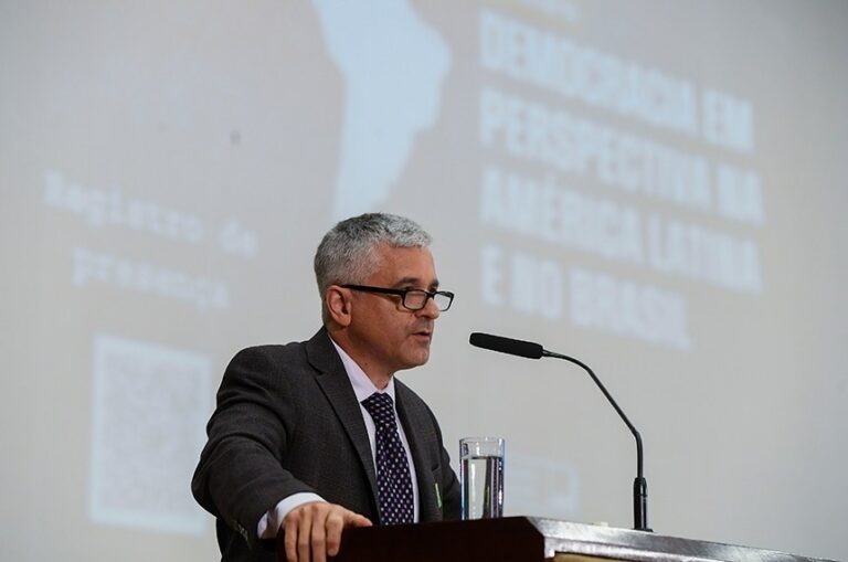 Levitsky: Brasil reagiu melhor que EUA a ameaças autoritárias e defendeu a democracia com mais firmeza