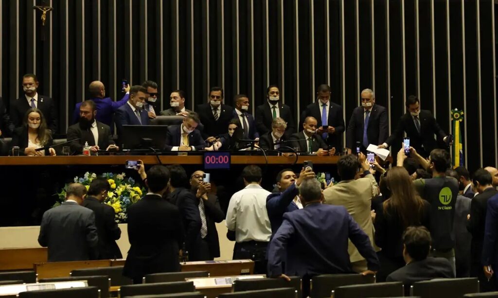 Alcolumbre e Motta pedem respeito após ocupação do Congresso por aliados de Bolsonaro que exigem anistia e atacam STF