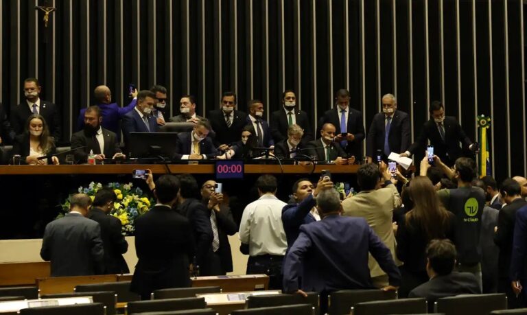 Alcolumbre e Motta pedem respeito após ocupação do Congresso por aliados de Bolsonaro que exigem anistia e atacam STF