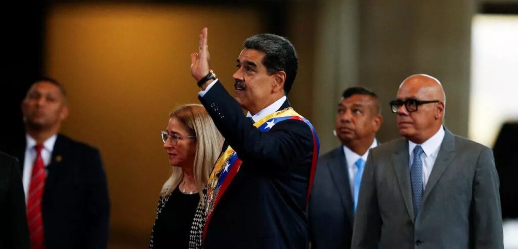 EUA enviam frota militar ao Caribe após ameaças contra Maduro; Venezuela reage e põe Forças Armadas em alerta