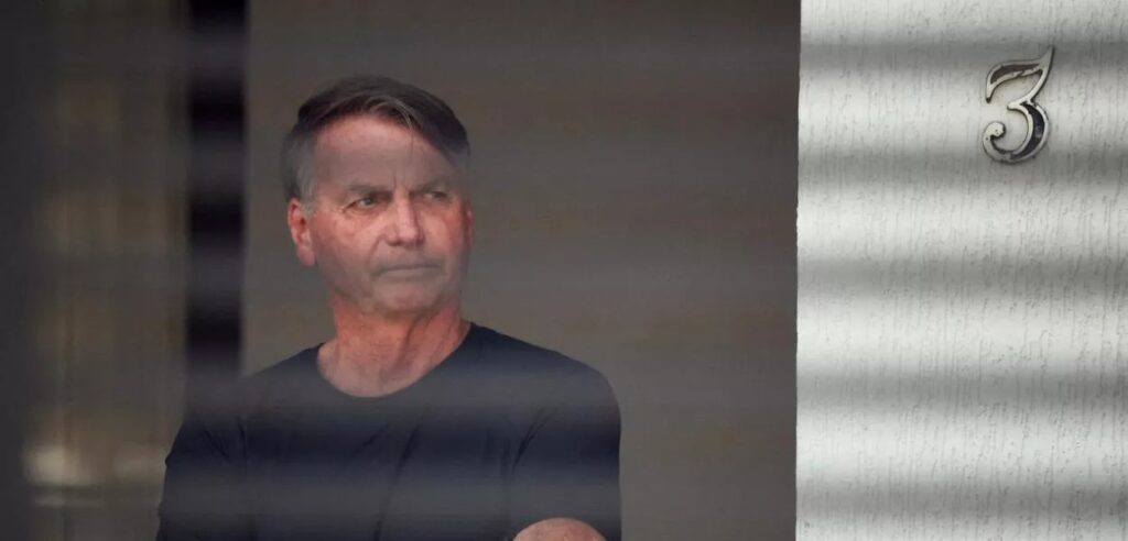 STF pode decidir se Bolsonaro perde patente de capitão após condenação na trama golpista