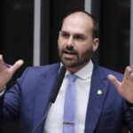 PF revela mensagens em que Eduardo xinga seu pai, e pede desculpas no dia seguinte