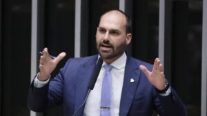 PF revela mensagens em que Eduardo xinga seu pai, e pede desculpas no dia seguinte