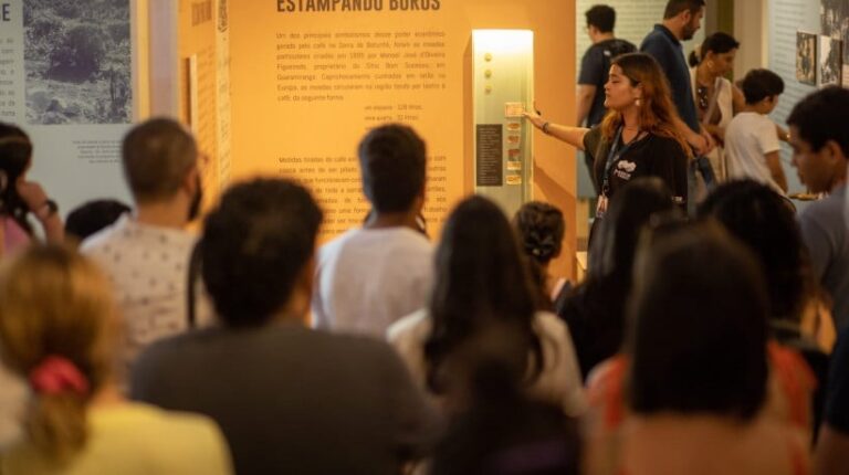 Fortaleza promove passeio cultural gratuito com visita a museus e apresentação teatral neste domingo
