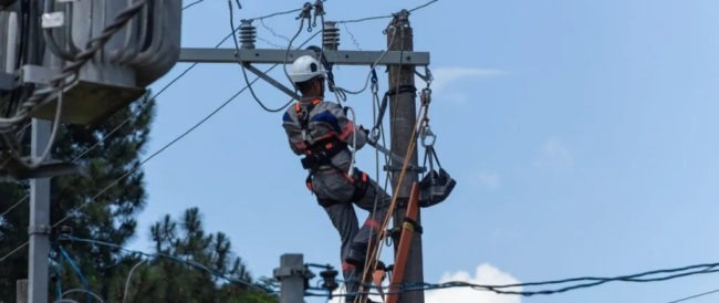 Moradora de Crato denuncia cobrança de R$ 15 mil da Enel para retirada de poste em frente à sua casa