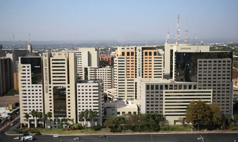 Ministério do Turismo muda regras de check-in e check-out e cria ficha digital obrigatória para hóspedes