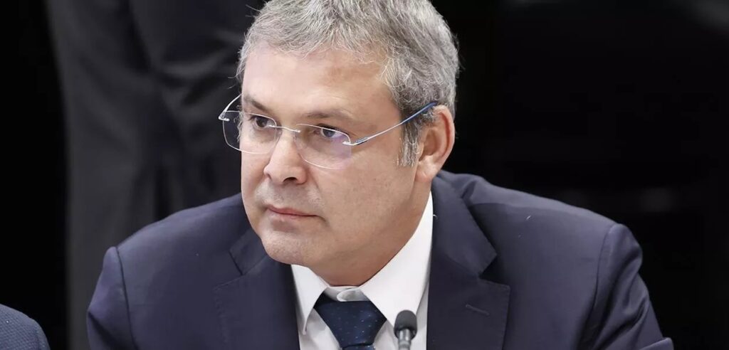 Lindbergh denuncia articulação no Congresso por anistia a Bolsonaro e generais após julgamento no STF