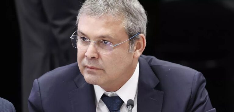 Lindbergh denuncia articulação no Congresso por anistia a Bolsonaro e generais após julgamento no STF