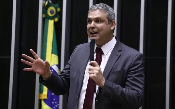 Lindbergh Farias chama votação da anistia de “dia de vergonha” e acusa Parlamento de conivência com golpe continuado
