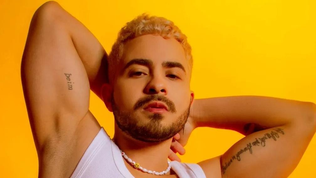 Davi Bandeira projeta o pop cearense: cantor do Cariri lança 3º álbum “Contra a Lei” inspirado em Matuê e Bad Bunny