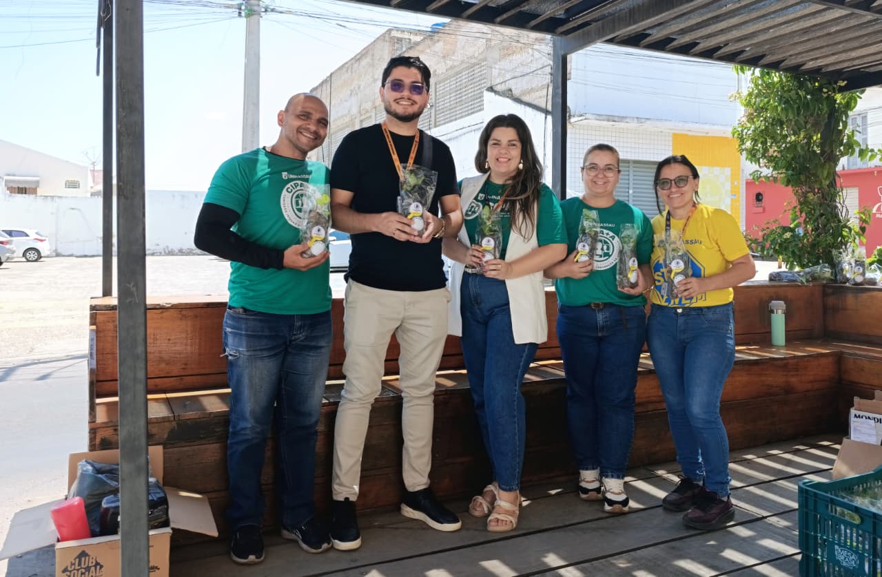Acao social da CIPAA doa mudas de Ipes amarelo
