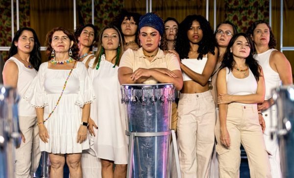 capa do jornal sobre o espetaculo vozes barbaras