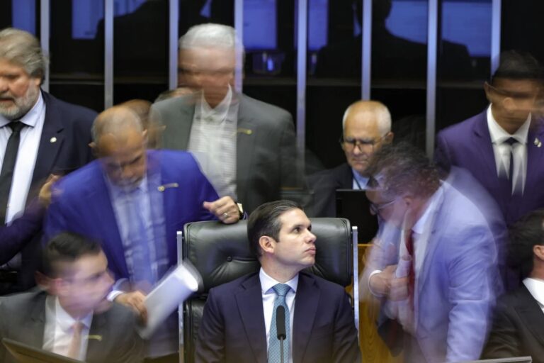 Após desgaste com PEC da Blindagem, Hugo Motta anuncia pacote de pautas populares na Câmara