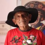 Na casa azul de Mestre Nena, João Cabral revela sua força cultural e ressignifica o bairro em Juazeiro do Norte