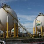 Petrobras anuncia redução de 4,9% no preço da gasolina para distribuidoras a partir desta terça (21)