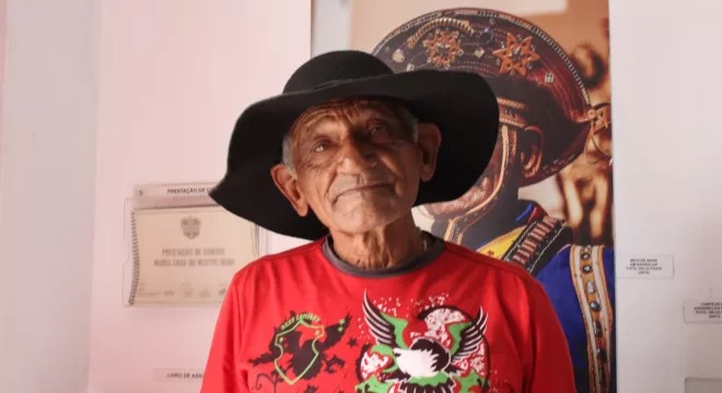 Na casa azul de Mestre Nena, João Cabral revela sua força cultural e ressignifica o bairro em Juazeiro do Norte