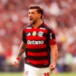 Flamengo vence o Palmeiras por 3 a 2 no Maracanã e empata na liderança do Brasileirão