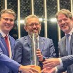 Elmano de Freitas recebe comenda no Senado por destaque do Ceará na alfabetização infantil