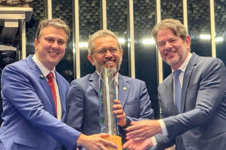 Elmano de Freitas recebe comenda no Senado por destaque do Ceará na alfabetização infantil