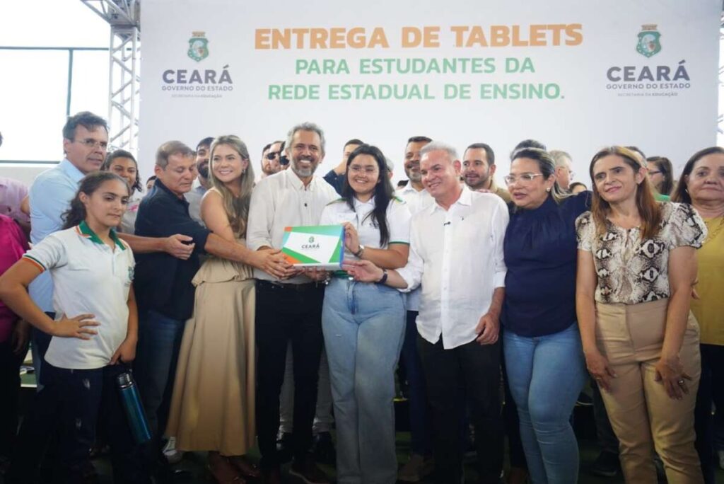 Governo do Ceará entrega 900 tablets a estudantes do Ensino Médio em Pacatuba e reforça inclusão digital