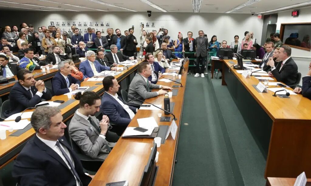 Conselho de Ética arquiva processo contra Eduardo Bolsonaro por quebra de decoro parlamentar