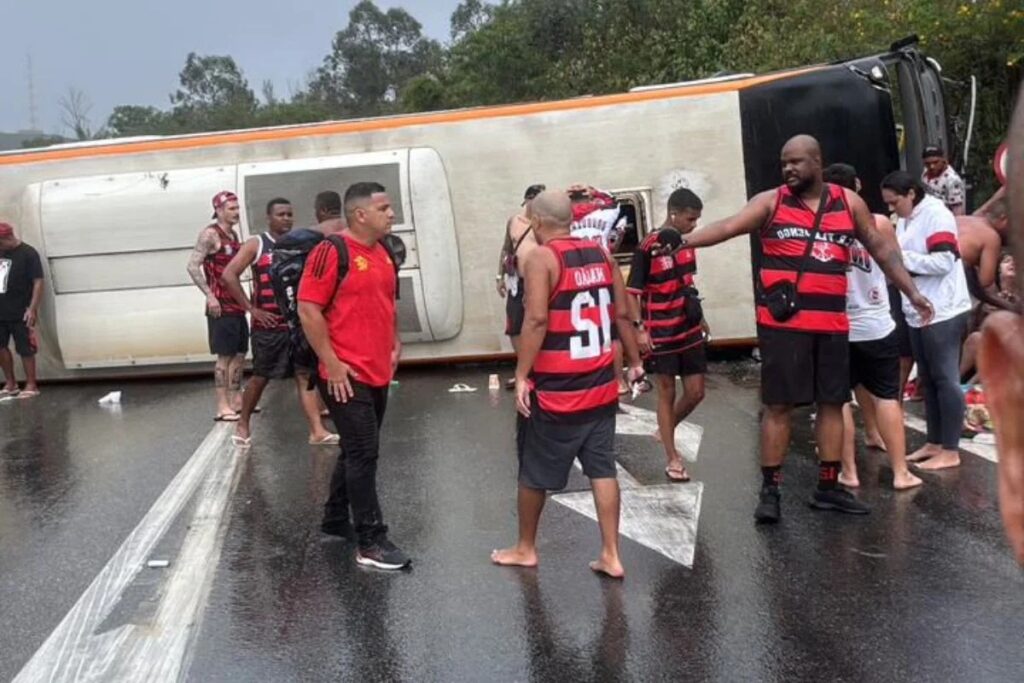 Acidente com ônibus do Flamengo deixa 16 torcedores feridos a caminho da Argentina; veja vídeo