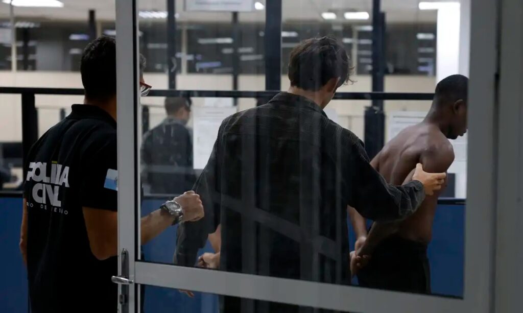 Ministros Rui Costa e Lewandowski se reúnem com Cláudio Castro após operação que deixou 64 mortos no Rio