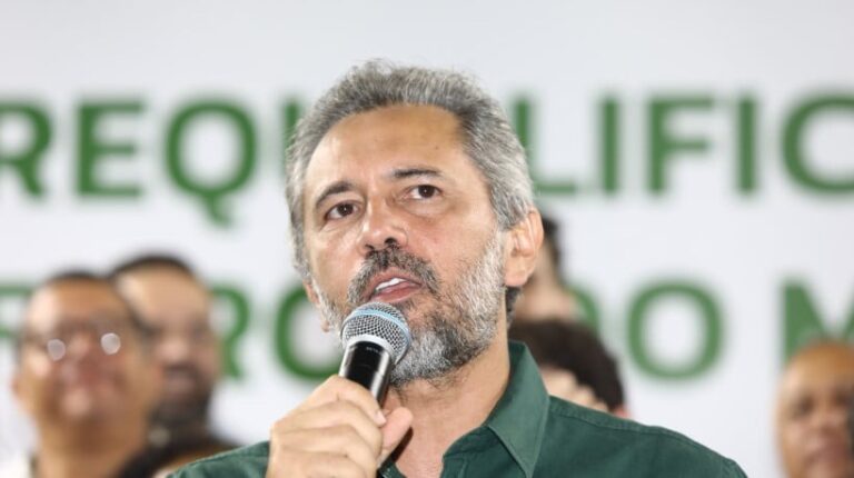 Elmano sanciona lei que garante auxílio de R$ 500 a jovens órfãos da Covid-19 no Ceará