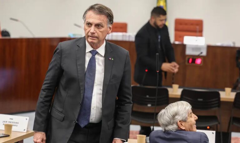 Defesa de Bolsonaro alega cerceamento e pede revisão de pena de 27 anos imposta pelo STF