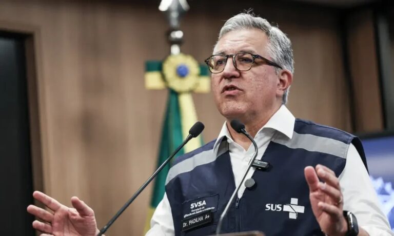 Ministro da Saúde alerta para crescimento de casos suspeitos de intoxicação por metanol no Brasil