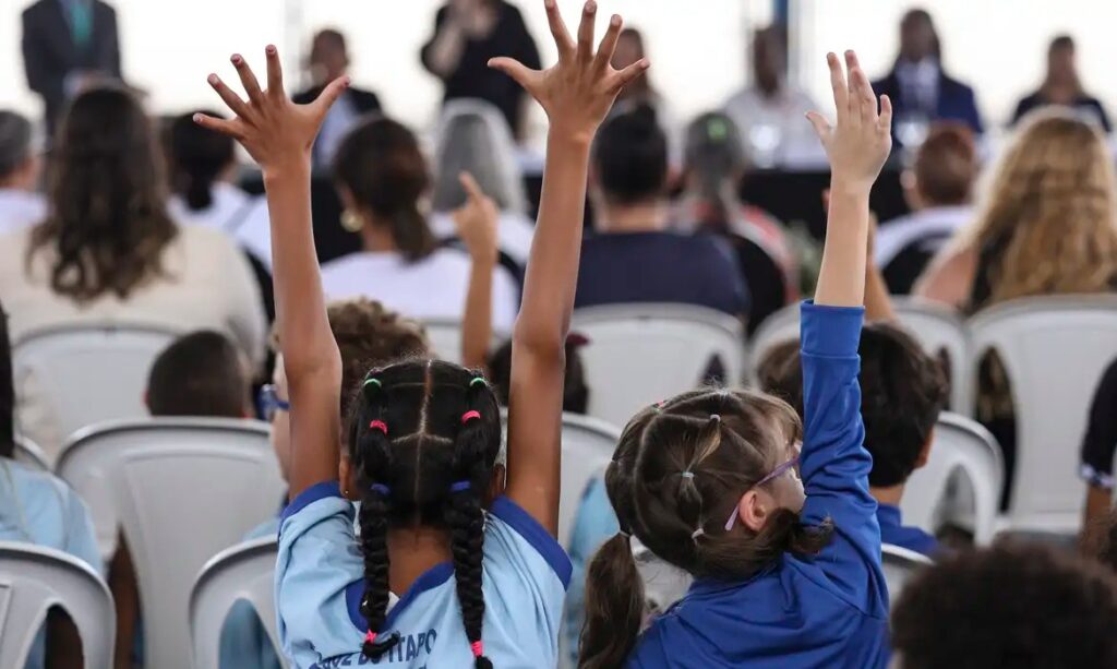 Mais brincadeira, menos tela: especialistas destacam hábitos essenciais para uma infância saudável