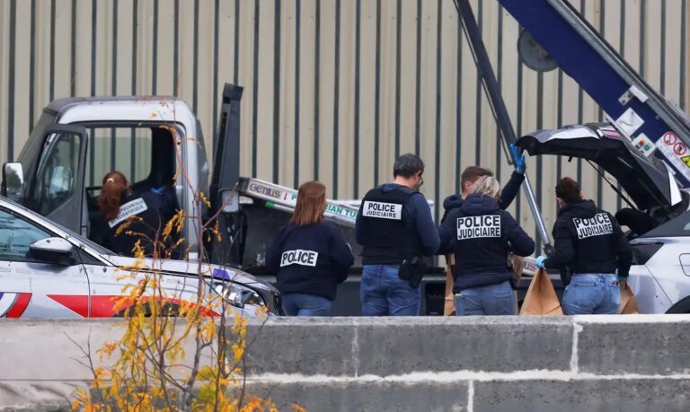 Coroa da imperatriz Eugênia roubada do Museu do Louvre é recuperada após assalto em Paris