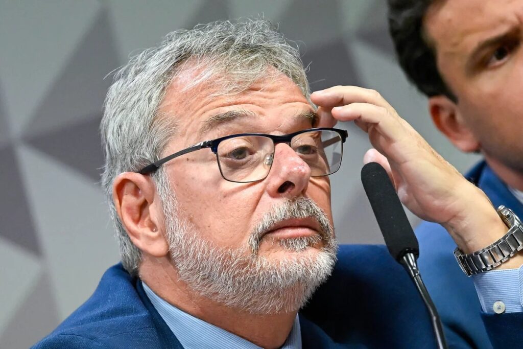 Ex-diretor do INSS admite ter recebido R$ 2 milhões de empresas ligadas ao “Careca do INSS” em depoimento à CPMI