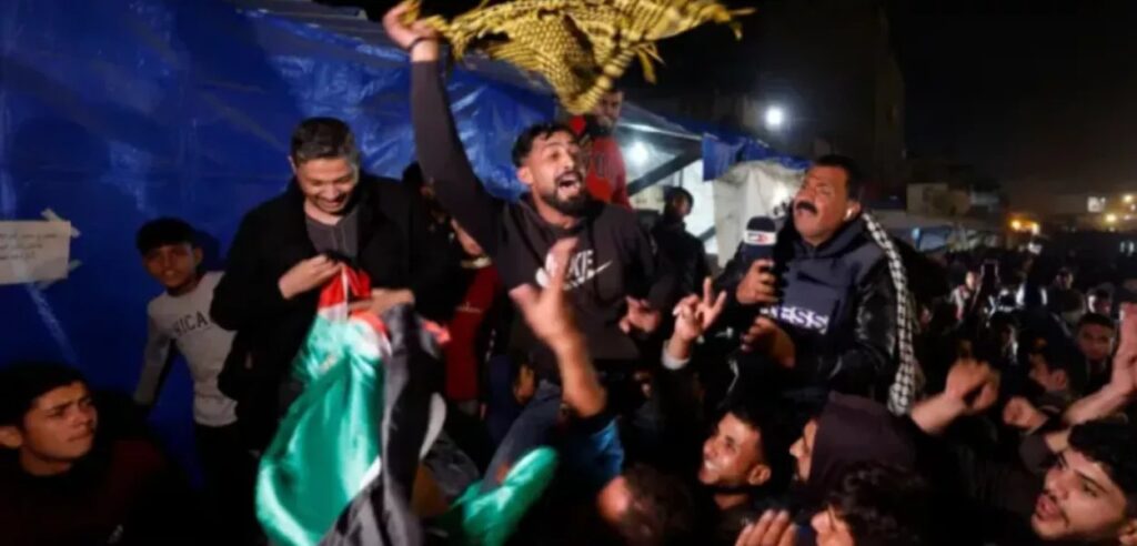 Palestinos e israelenses celebram cessar-fogo em Gaza após acordo mediado por Donald Trump e promessa de libertação de prisioneiros