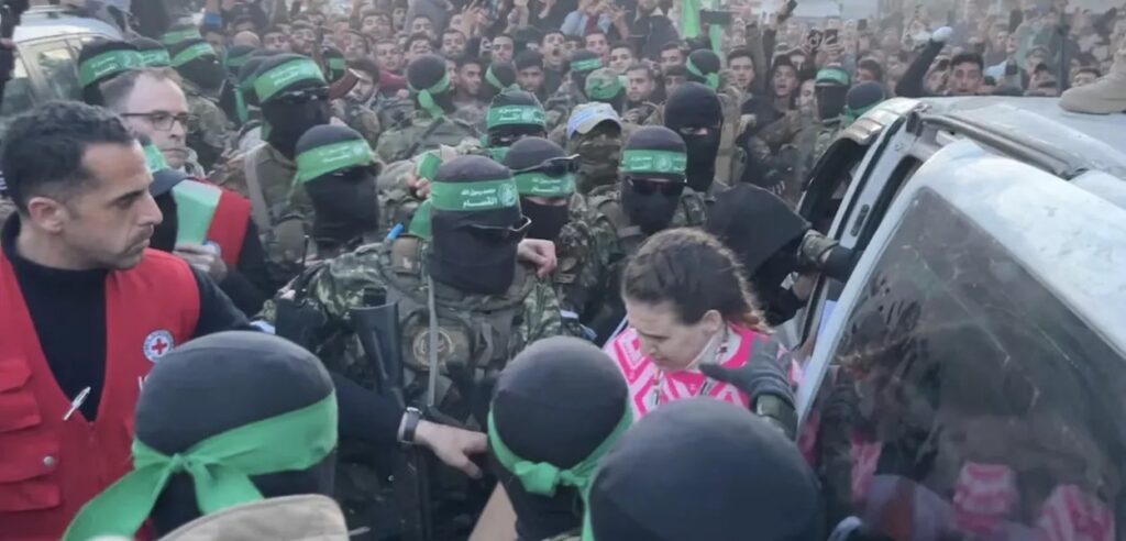 Hamas entrega últimos prisioneiros vivos e Trump anuncia fim da guerra no Parlamento de Israel