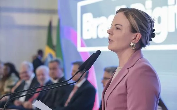 Gleisi Hoffmann defende demissões estratégicas e cobra fidelidade total à reeleição de Lula