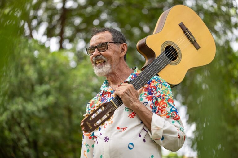 Abidoral lança em Fortaleza LP com referências musicais do blues ao coco e do rock ao forró