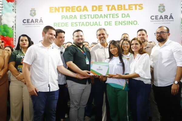 Em Reriutaba, Governo do Ceará entrega 300 tablets a alunos do Ensino Médio e reforça investimento na educação digital