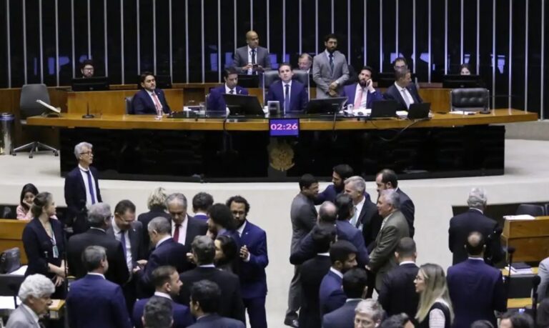 Câmara aprova texto-base do PL Antifacção com penas mais duras; governo promete recuperar versão original no Senado 7 Câmara aprova texto-base do PL Antifacção com penas mais duras; governo promete recuperar versão original no Senado