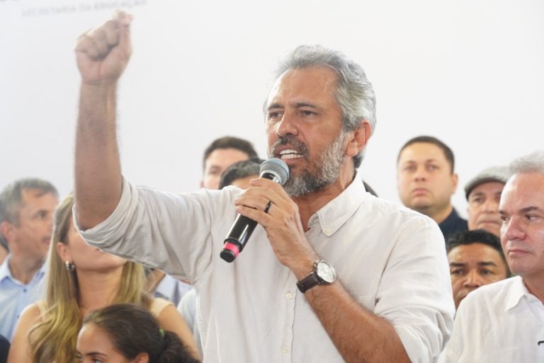 Elmano promete enviar à Alece proposta de isenção de ICMS para mototaxistas na compra de motos até o fim do ano