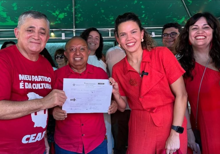 Secretária Luísa Cela e outras 13 mulheres da Cultura se filiam ao PT em evento com lideranças no Ceará